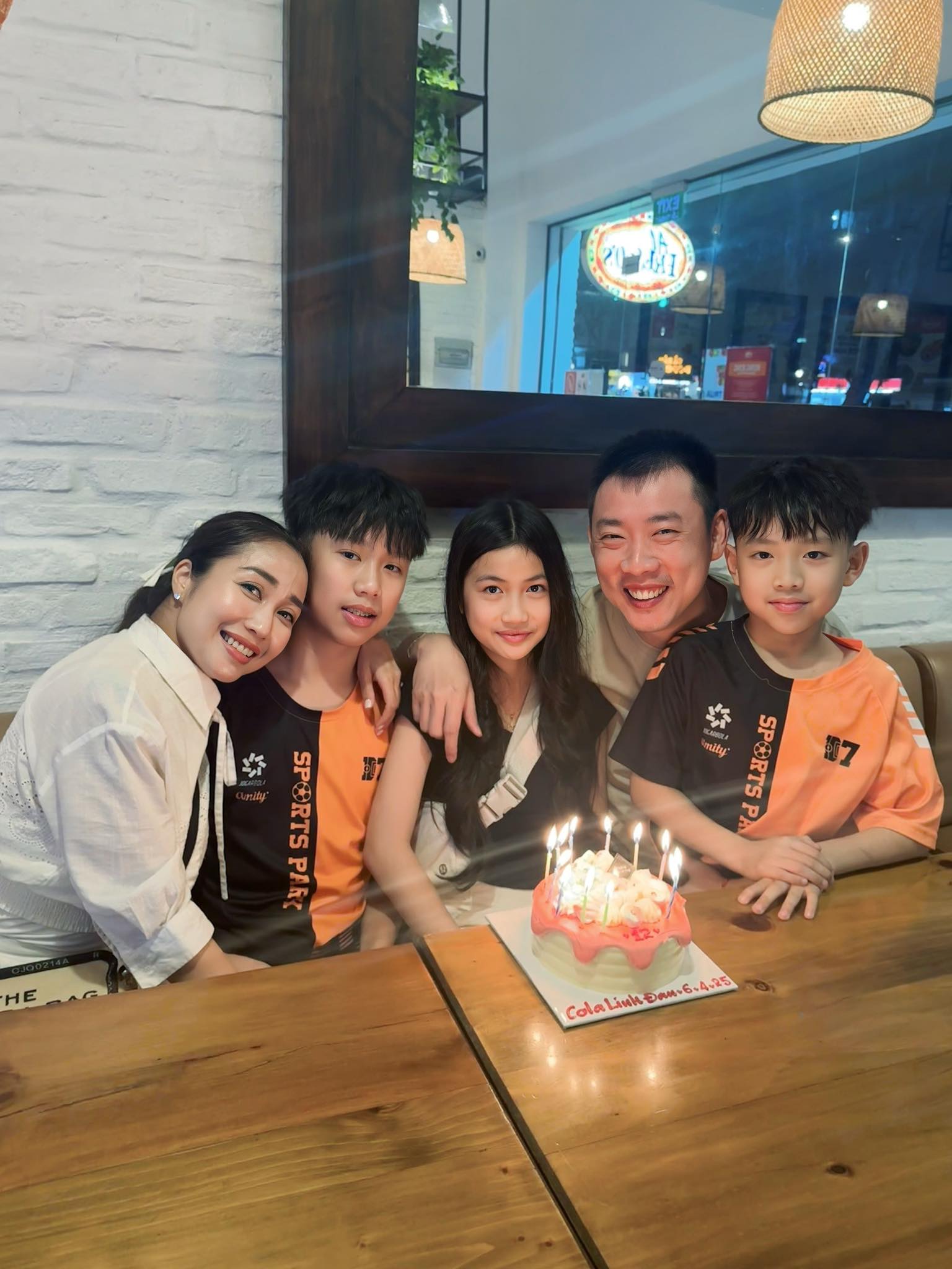 Nữ NSƯT đưa con sang Úc chơi cũng bị khán giả công kích- Ảnh 2. Nữ NSƯT đưa con sang Úc chơi cũng bị khán giả công kích- Ảnh 2.