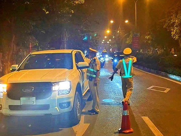 Sau bữa cơm tối, thanh niên bị trừ 4 điểm trên giấy phép lái xe- Ảnh 1. Sau bữa cơm tối, thanh niên bị trừ 4 điểm trên giấy phép lái xe- Ảnh 1.