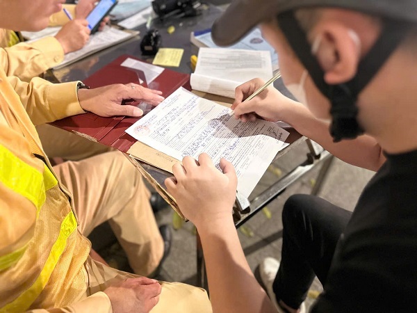Sau bữa cơm tối, thanh niên bị trừ 4 điểm trên giấy phép lái xe- Ảnh 3. Sau bữa cơm tối, thanh niên bị trừ 4 điểm trên giấy phép lái xe- Ảnh 3.