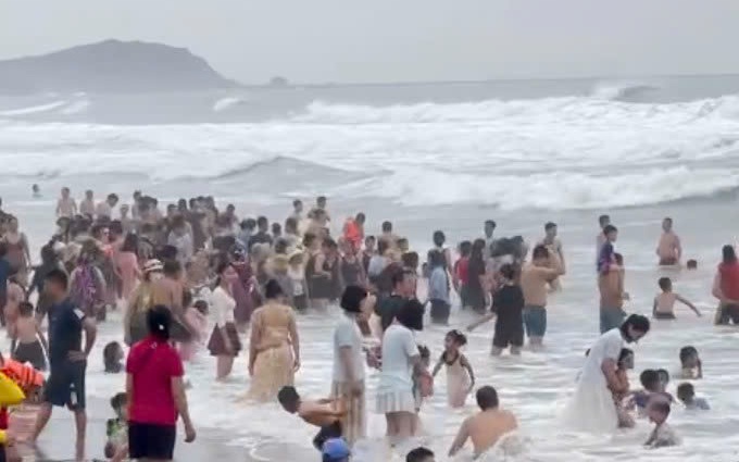 Hơn 20 người bị nước cuốn ở biển Cửa Lò