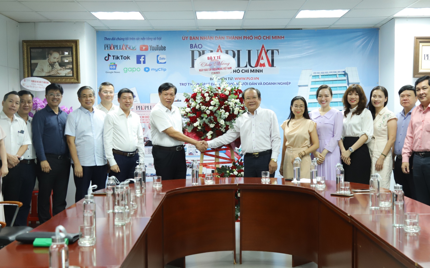 Thứ trưởng Bộ Y tế Đỗ Xuân Tuyên thăm, chúc mừng các cơ quan báo chí tại TPHCM