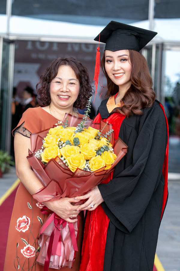 Mẹ ruột Á hậu Thụy Vân: Công tác trong ngành y, tuổi hưu được con gái hết lòng báo hiếu- Ảnh 3. Mẹ ruột Á hậu Thụy Vân: Công tác trong ngành y, tuổi hưu được con gái hết lòng báo hiếu- Ảnh 3.