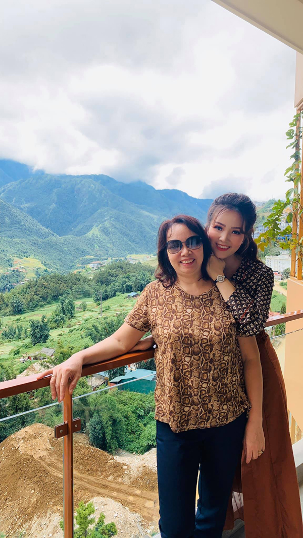 Mẹ ruột Á hậu Thụy Vân: Công tác trong ngành y, tuổi hưu được con gái hết lòng báo hiếu- Ảnh 5. Mẹ ruột Á hậu Thụy Vân: Công tác trong ngành y, tuổi hưu được con gái hết lòng báo hiếu- Ảnh 5.