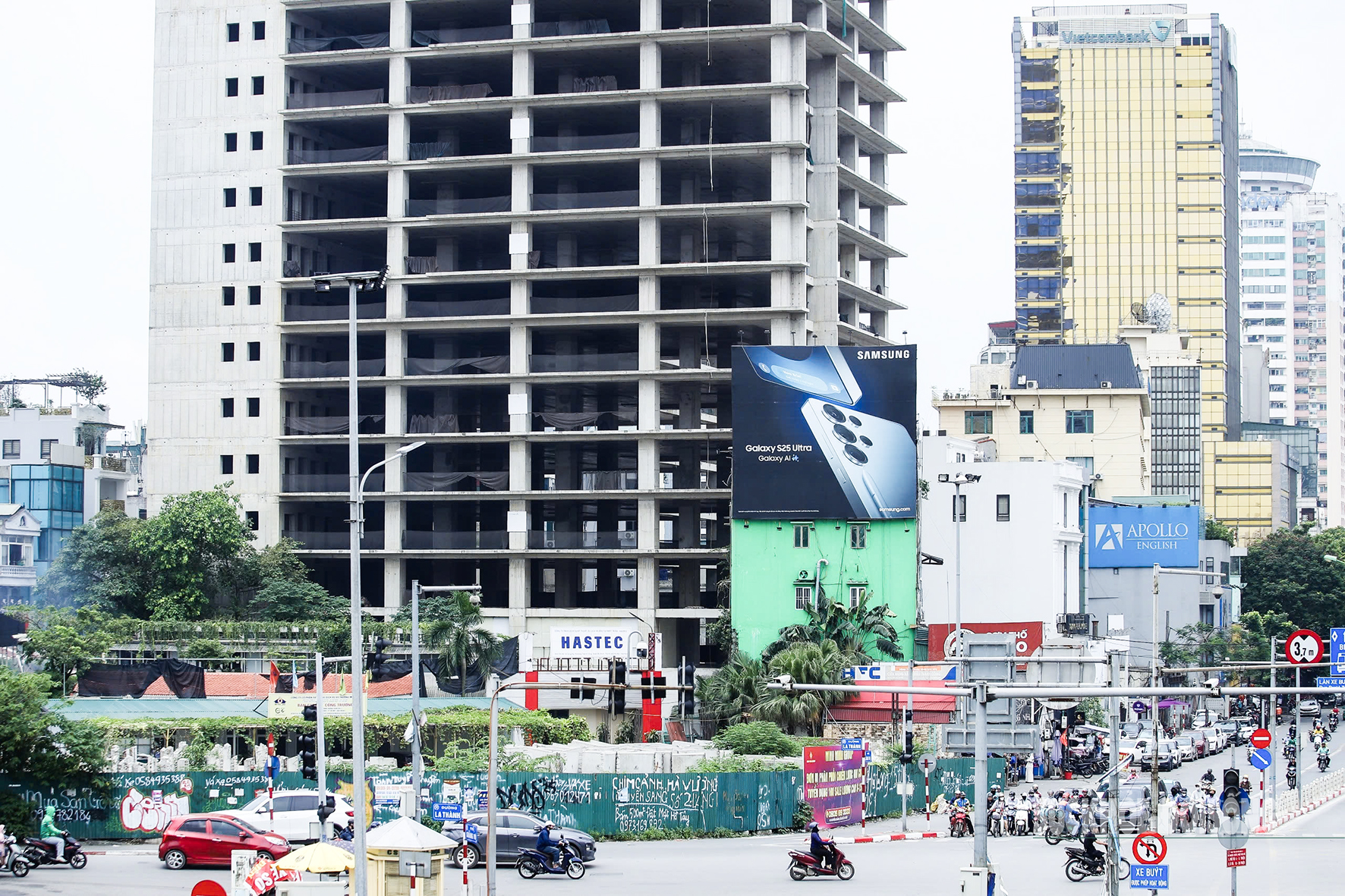 Toà nhà 'trơ xương' giữa đất vàng Hà Nội- Ảnh 5. Toà nhà 'trơ xương' giữa đất vàng Hà Nội- Ảnh 5.