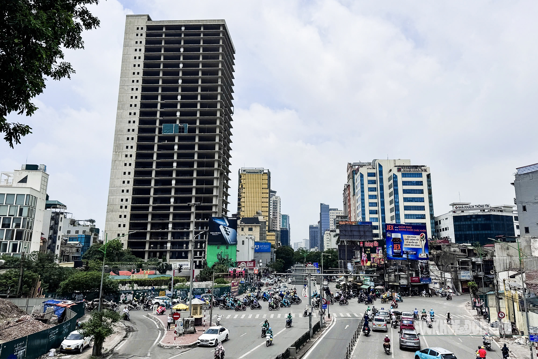 Toà nhà 'trơ xương' giữa đất vàng Hà Nội- Ảnh 2. Toà nhà 'trơ xương' giữa đất vàng Hà Nội- Ảnh 2.