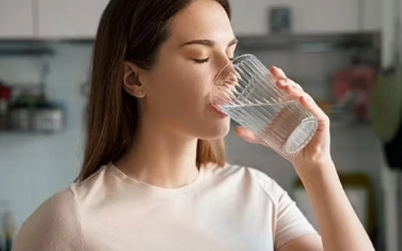 Chuyên gia chỉ cách uống nước đúng và đủ trong mùa nóng