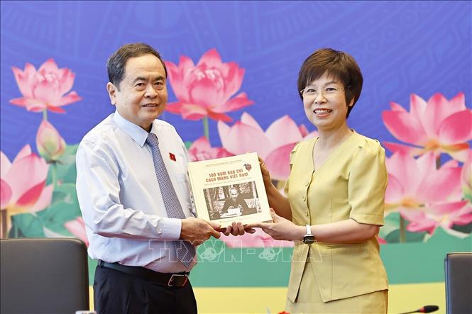 Chủ tịch Quốc hội: Báo chí đưa hơi thở cuộc sống, tâm nguyện của cử tri đến với nghị trường- Ảnh 10. Chủ tịch Quốc hội: Báo chí đưa hơi thở cuộc sống, tâm nguyện của cử tri đến với nghị trường- Ảnh 10.