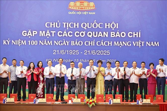 Chủ tịch Quốc hội: Báo chí đưa hơi thở cuộc sống, tâm nguyện của cử tri đến với nghị trường- Ảnh 11. Chủ tịch Quốc hội: Báo chí đưa hơi thở cuộc sống, tâm nguyện của cử tri đến với nghị trường- Ảnh 11.