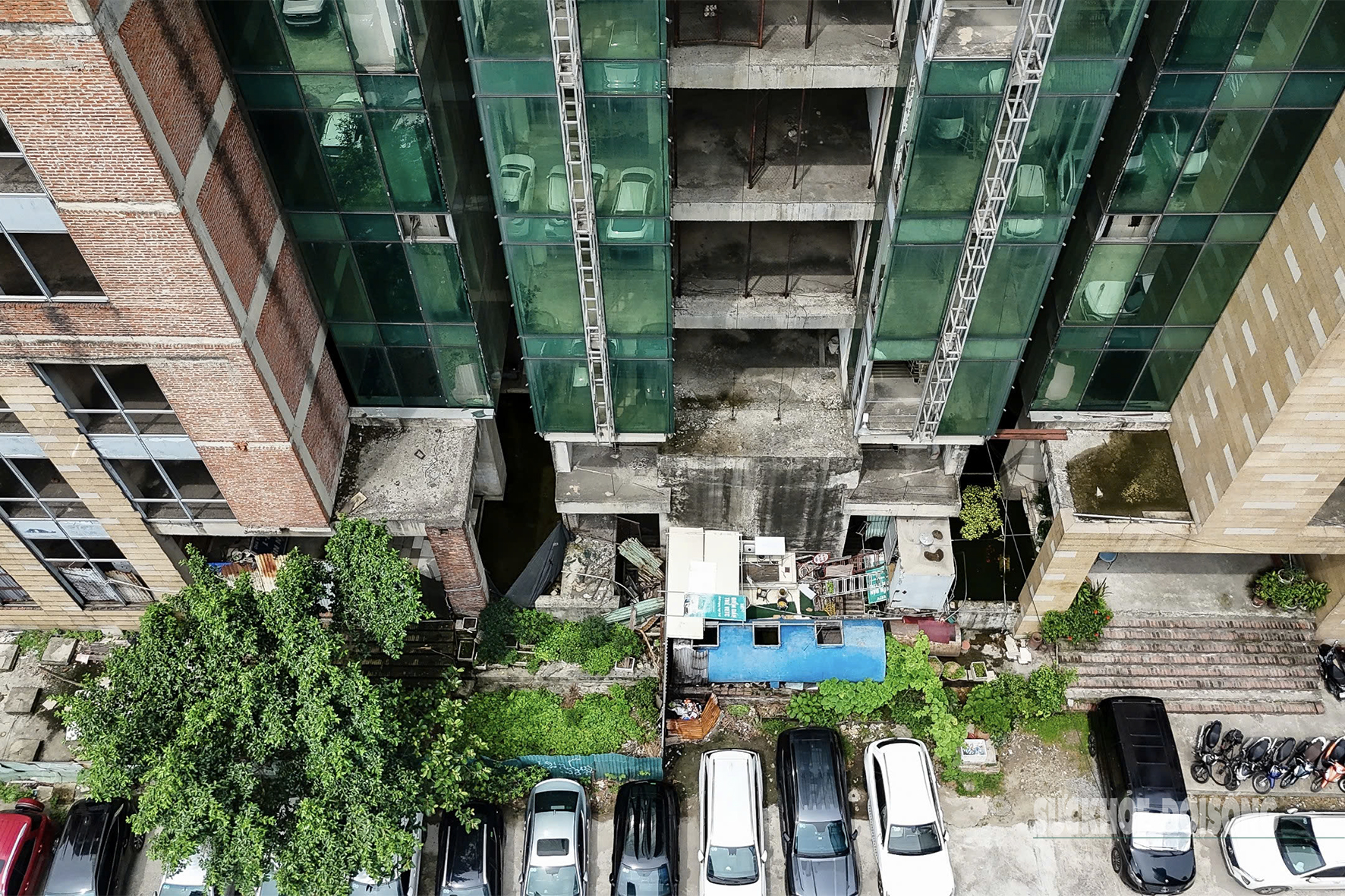 Cao ốc trăm tỷ ‘đắp chiếu’ gần 2 thập kỷ giữa Thủ đô- Ảnh 3. Cao ốc trăm tỷ ‘đắp chiếu’ gần 2 thập kỷ giữa Thủ đô- Ảnh 3.
