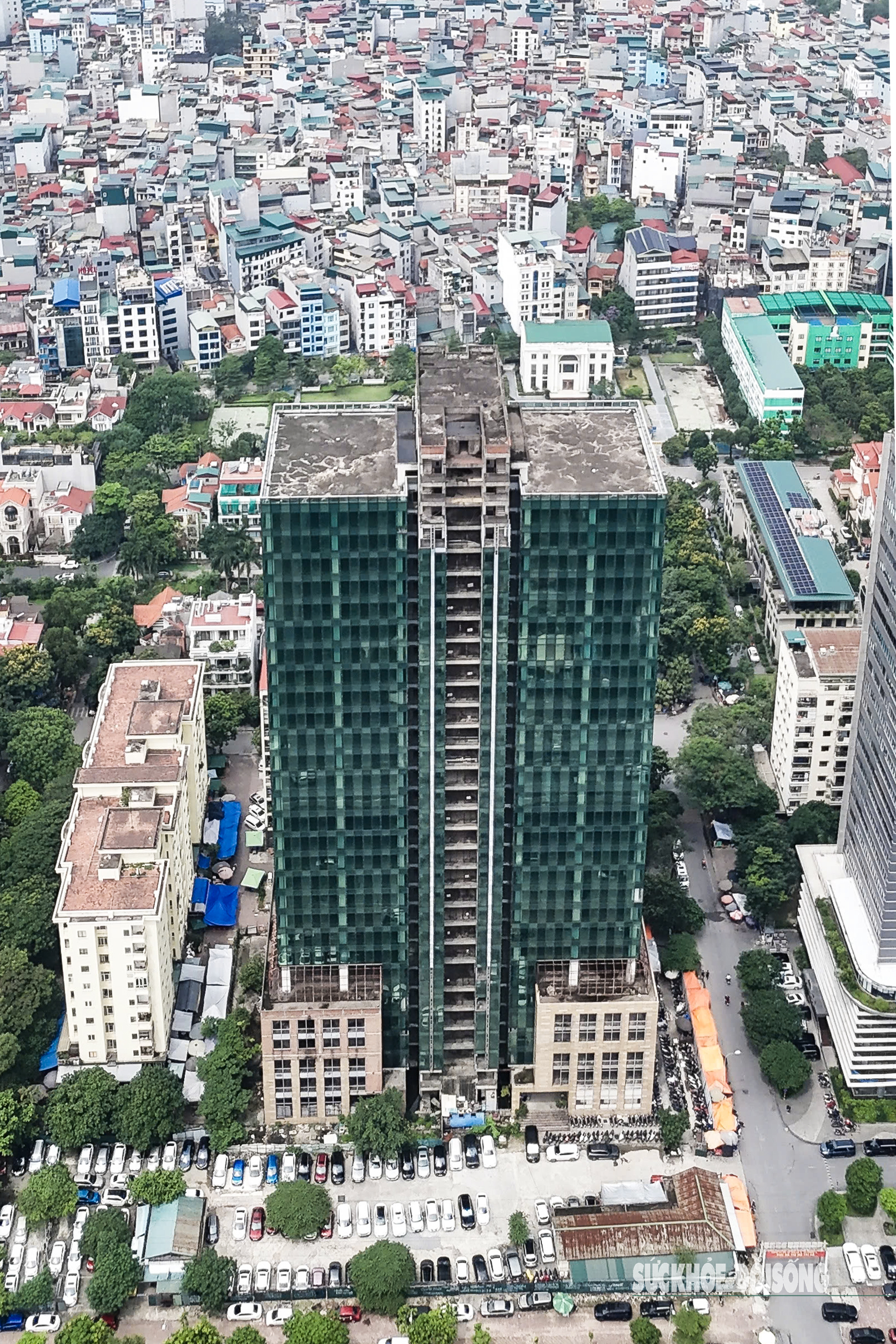 Cao ốc trăm tỷ ‘đắp chiếu’ gần 2 thập kỷ giữa Thủ đô- Ảnh 1. Cao ốc trăm tỷ ‘đắp chiếu’ gần 2 thập kỷ giữa Thủ đô- Ảnh 1.