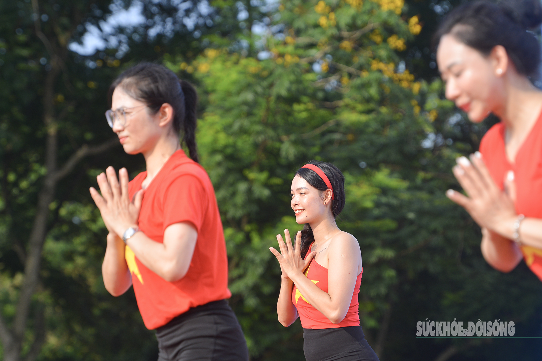 Hàng trăm người đồng diễn Yoga vì hòa bình tại Hà Nội- Ảnh 10. Hàng trăm người đồng diễn Yoga vì hòa bình tại Hà Nội- Ảnh 10.