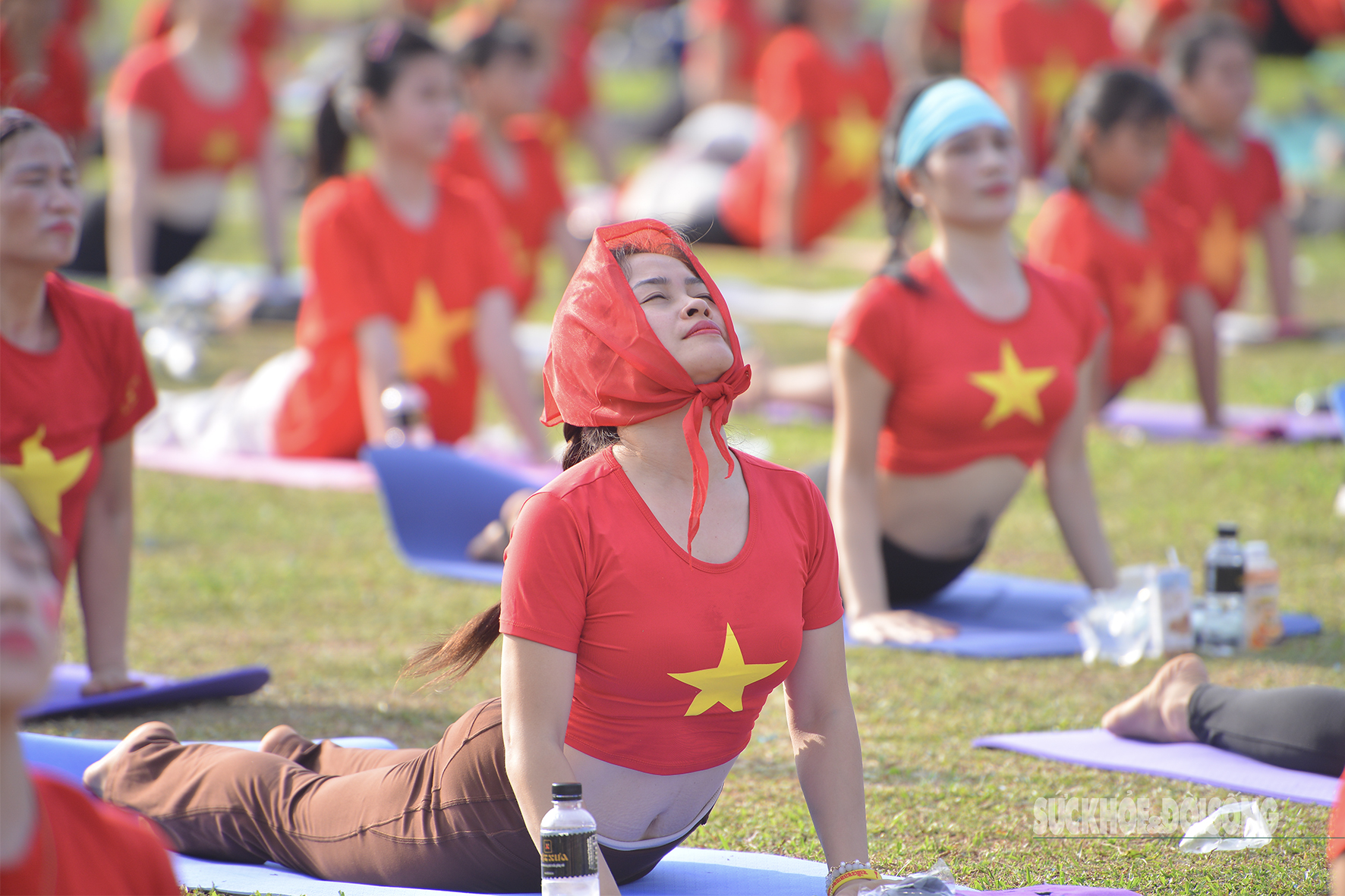 Hàng trăm người đồng diễn Yoga vì hòa bình tại Hà Nội- Ảnh 12. Hàng trăm người đồng diễn Yoga vì hòa bình tại Hà Nội- Ảnh 12.