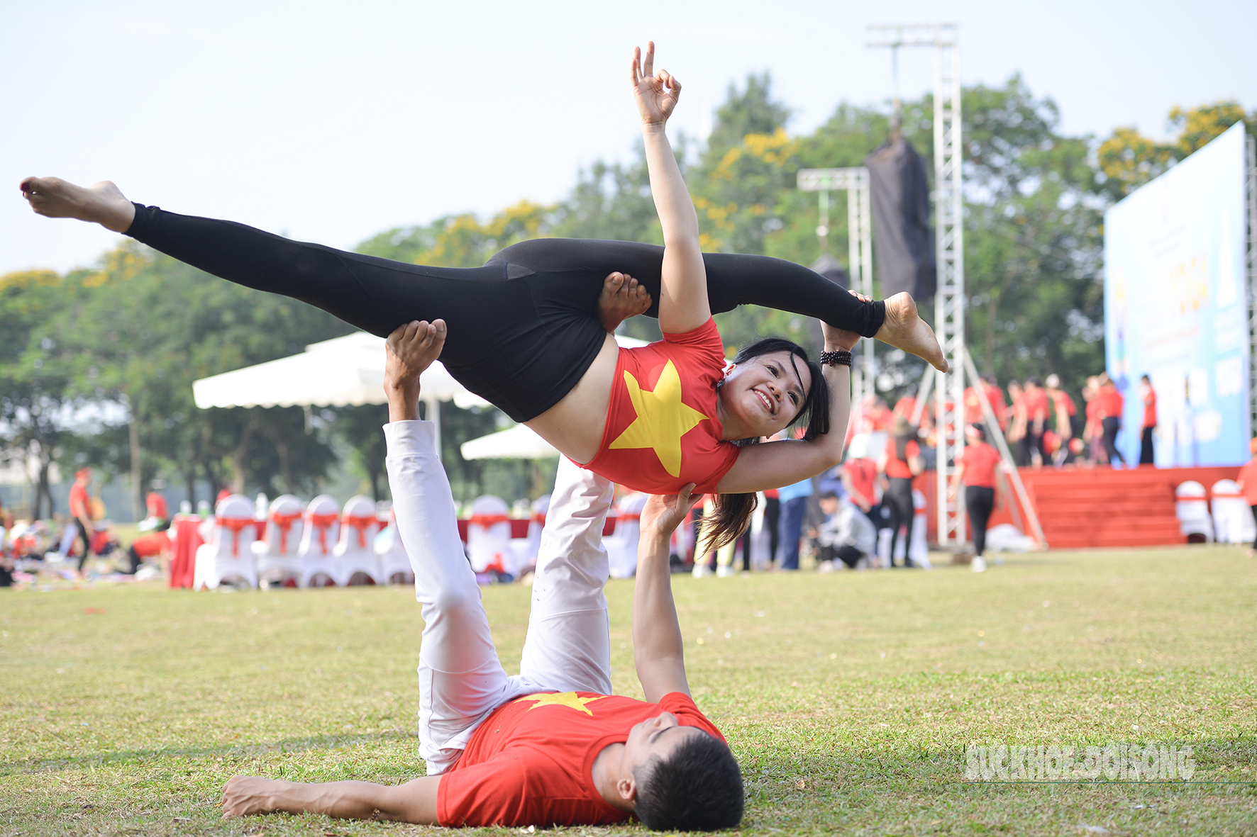 Hàng trăm người đồng diễn Yoga vì hòa bình tại Hà Nội- Ảnh 9. Hàng trăm người đồng diễn Yoga vì hòa bình tại Hà Nội- Ảnh 9.