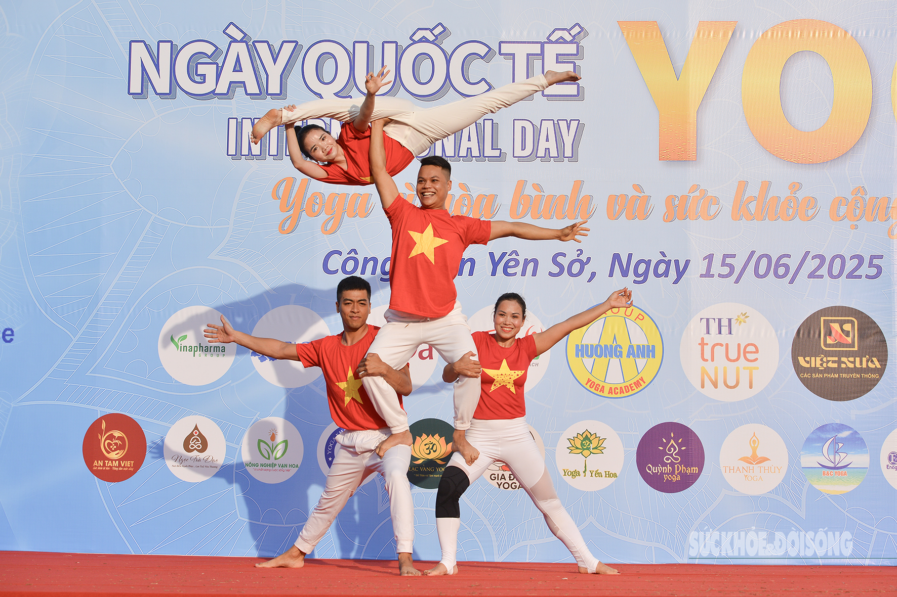 Hàng trăm người đồng diễn Yoga vì hòa bình tại Hà Nội- Ảnh 16. Hàng trăm người đồng diễn Yoga vì hòa bình tại Hà Nội- Ảnh 16.