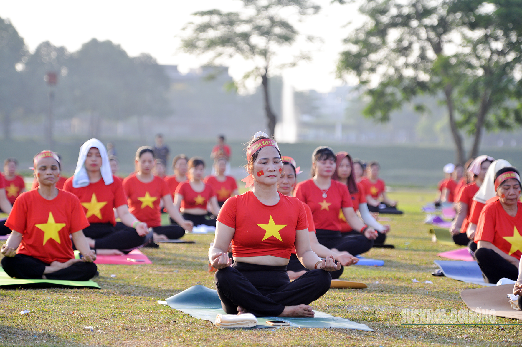 Hàng trăm người đồng diễn Yoga vì hòa bình tại Hà Nội- Ảnh 13. Hàng trăm người đồng diễn Yoga vì hòa bình tại Hà Nội- Ảnh 13.