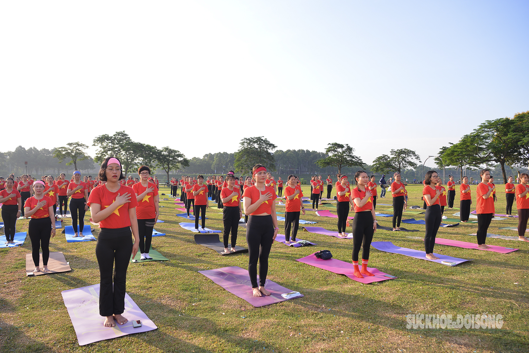 Hàng trăm người đồng diễn Yoga vì hòa bình tại Hà Nội- Ảnh 1. Hàng trăm người đồng diễn Yoga vì hòa bình tại Hà Nội- Ảnh 1.