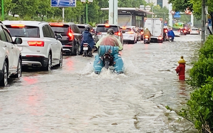 Cảnh báo dông sét, mưa đá ở Hà Nội chiều nay