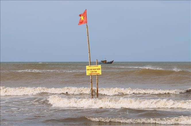 Tiềm ẩn nguy cơ đuối nước khi tắm biển lúc sóng to, triều cường dâng cao- Ảnh 1. Tiềm ẩn nguy cơ đuối nước khi tắm biển lúc sóng to, triều cường dâng cao- Ảnh 1.