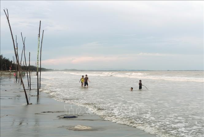 Tiềm ẩn nguy cơ đuối nước khi tắm biển lúc sóng to, triều cường dâng cao- Ảnh 2. Tiềm ẩn nguy cơ đuối nước khi tắm biển lúc sóng to, triều cường dâng cao- Ảnh 2.