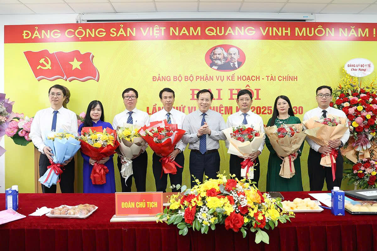 Đại hội Đảng bộ bộ phận Vụ Kế hoạch - Tài chính nhiệm kỳ 2025-2030 thành công tốt đẹp- Ảnh 10. Đại hội Đảng bộ bộ phận Vụ Kế hoạch - Tài chính nhiệm kỳ 2025-2030 thành công tốt đẹp- Ảnh 10.