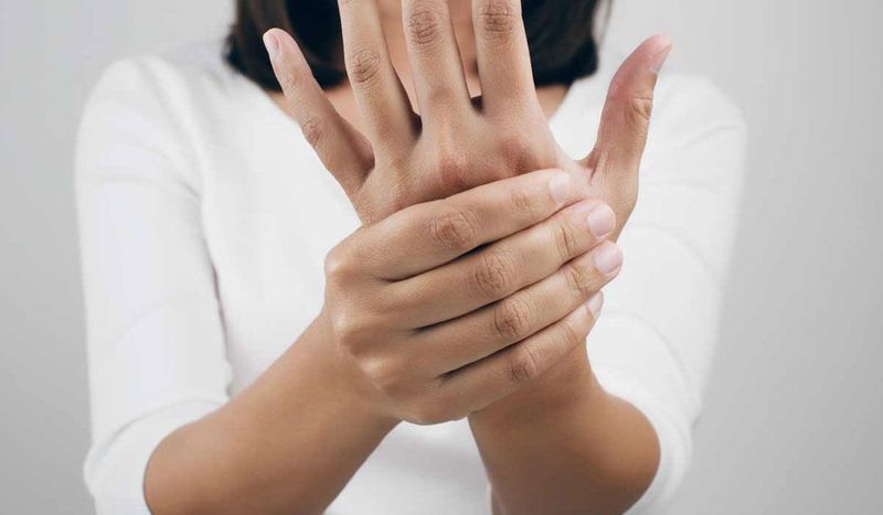 Tê tay là dấu hiệu của bệnh gì?- Ảnh 1. Tê tay là dấu hiệu của bệnh gì?- Ảnh 1.