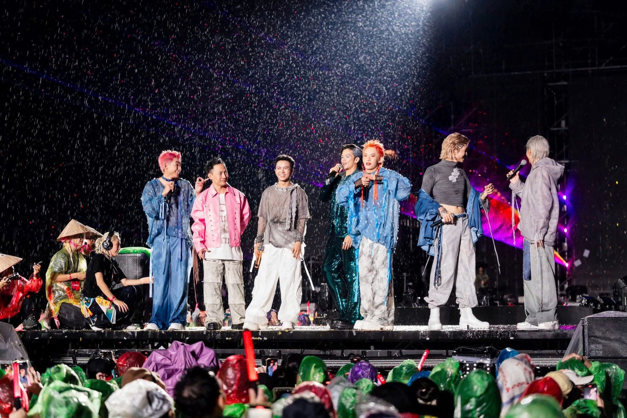 Concert 'Anh trai vượt ngàn chông gai' gây tranh cãi chuyện con trai Bằng Kiều biểu diễn trong mưa gió- Ảnh 2. Concert 'Anh trai vượt ngàn chông gai' gây tranh cãi chuyện con trai Bằng Kiều biểu diễn trong mưa gió- Ảnh 2.
