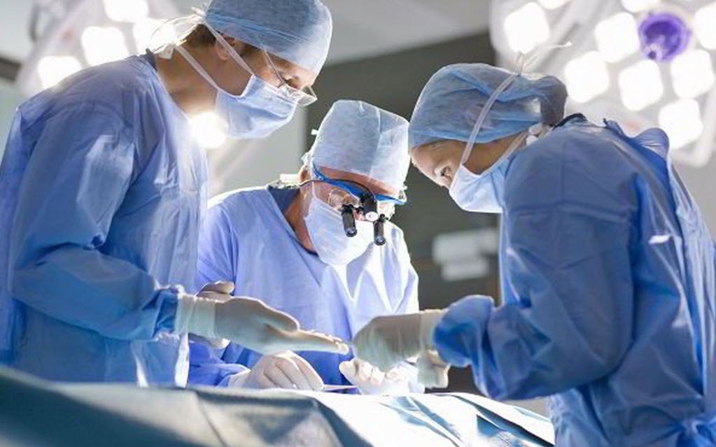 Ung thư xương sống sống được bao lâu? 1 benh nhan ung thu xuong song duoc dieu tri ket hop phau thuat va xa tri tai benh vien chuyen khoa 17500413102021066164560 0 0 639 1023 crop 17500413517501546075461