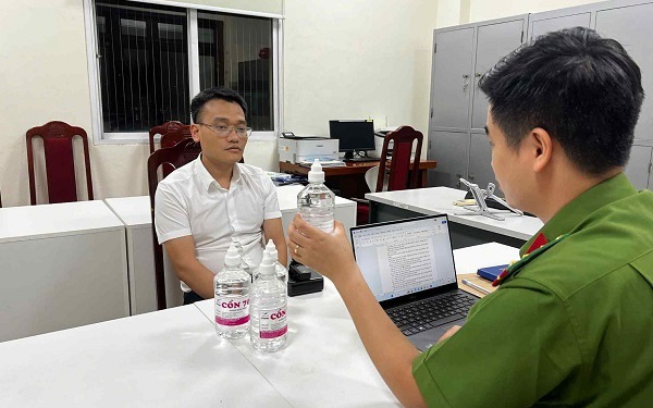 Lời khai hé lộ quy trình sản xuất cồn y tế giả của Phó Chủ tịch thị trấn ở Hà Nội- Ảnh 2.