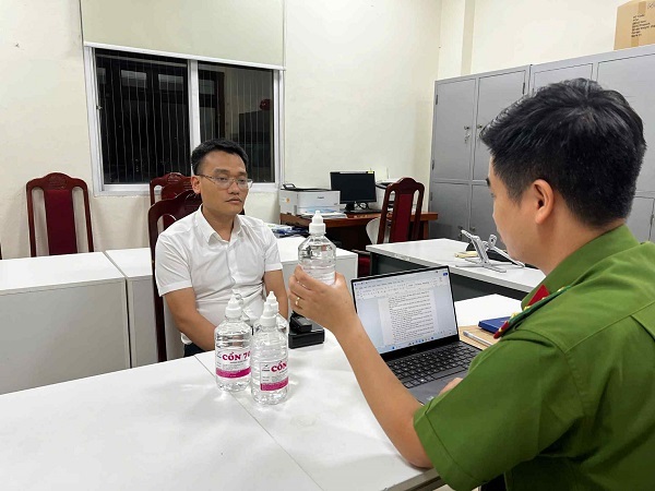 Bắt Phó Chủ tịch thị trấn ở Hà Nội vì sản xuất cồn y tế giả- Ảnh 1. Bắt Phó Chủ tịch thị trấn ở Hà Nội vì sản xuất cồn y tế giả- Ảnh 1.
