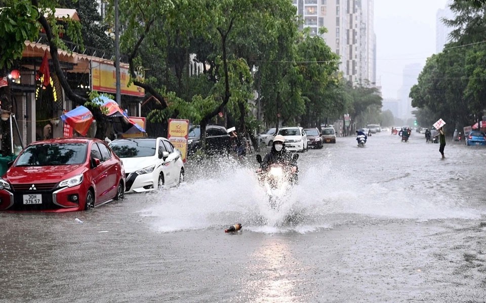 Chiều tối nay miền Bắc tái diễn mưa dông mạnh kèm lốc sét