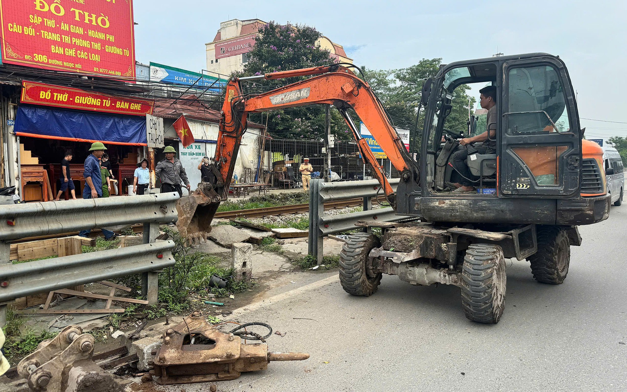 Đóng lối đi tự mở nguy hiểm trên tuyến đường sắt Bắc - Nam qua Quảng Trị- Ảnh 3.