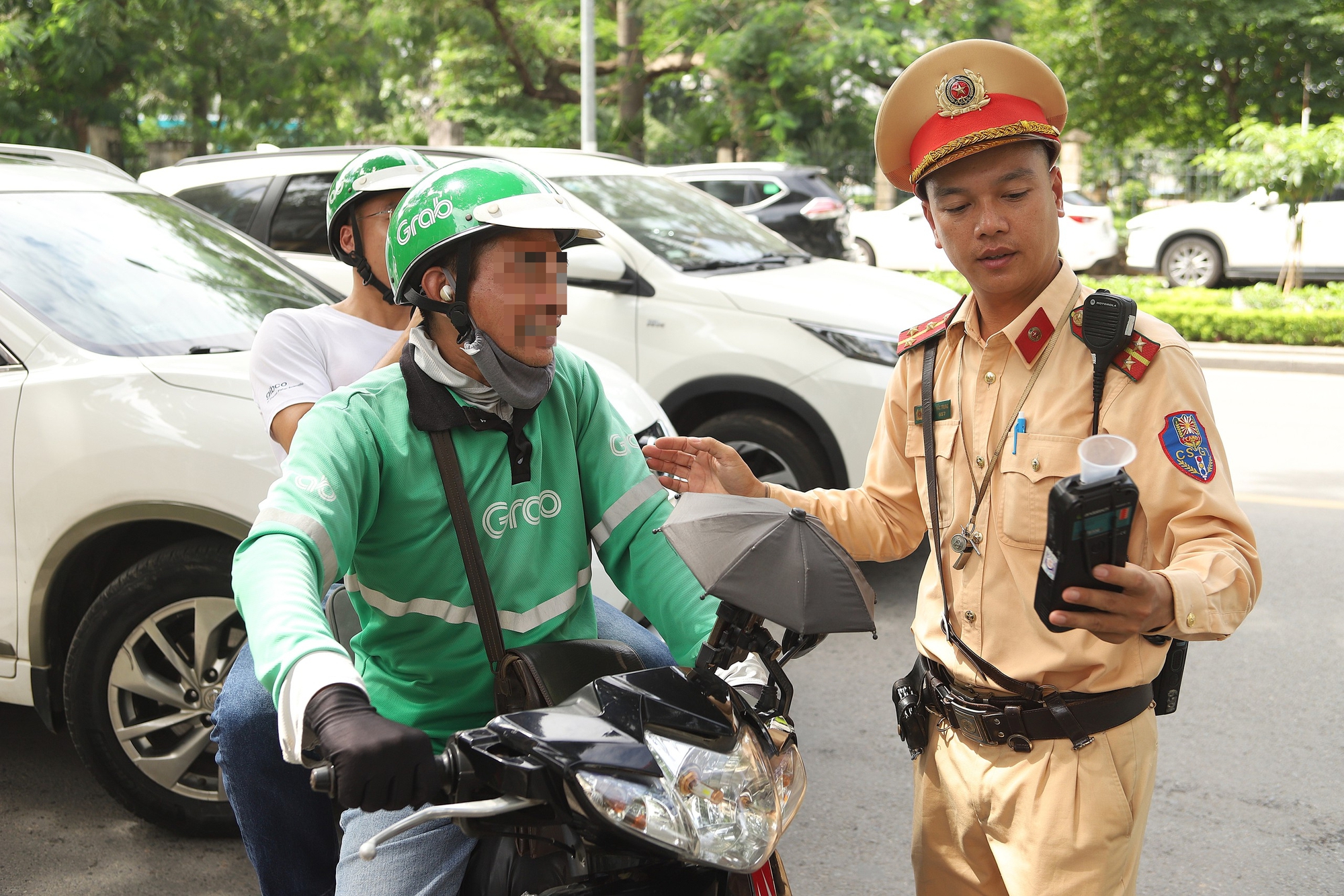 Làm cốc bia giải nhiệt mùa hè, nhiều tài xế 'mặt đỏ như gấc' có cồn kịch khung- Ảnh 2. Làm cốc bia giải nhiệt mùa hè, nhiều tài xế 'mặt đỏ như gấc' có cồn kịch khung- Ảnh 2.