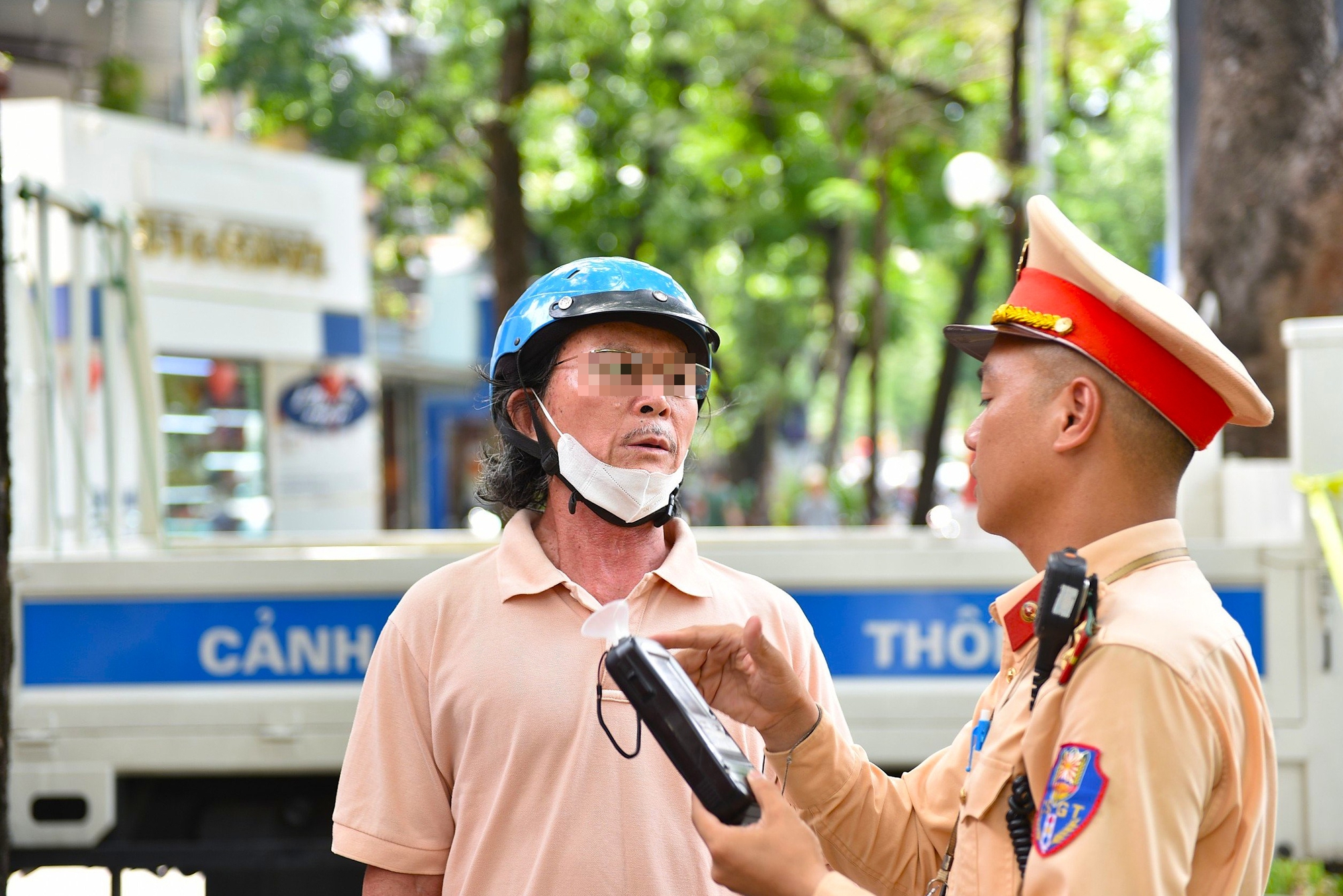 Làm cốc bia giải nhiệt mùa hè, nhiều tài xế 'mặt đỏ như gấc' có cồn kịch khung- Ảnh 3. Làm cốc bia giải nhiệt mùa hè, nhiều tài xế 'mặt đỏ như gấc' có cồn kịch khung- Ảnh 3.