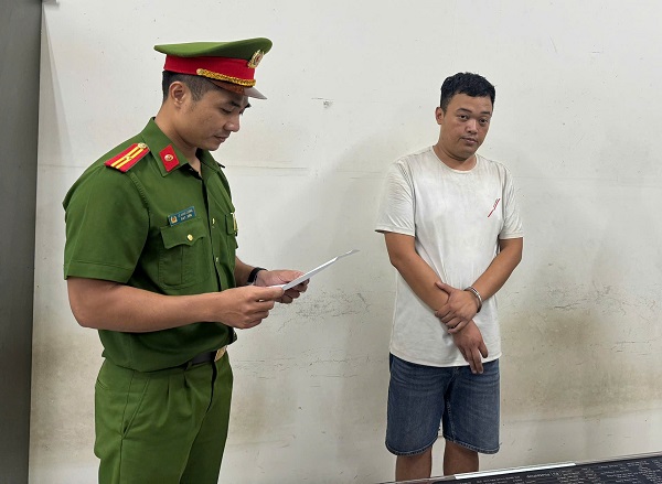 Vụ 'chặt chém' gần 5 triệu cho 1 cuốc taxi tại Hà Nội: Tạm giữ hình sự lái xe taxi - Ảnh 1. Vụ 'chặt chém' gần 5 triệu cho 1 cuốc taxi tại Hà Nội: Tạm giữ hình sự lái xe taxi - Ảnh 1.