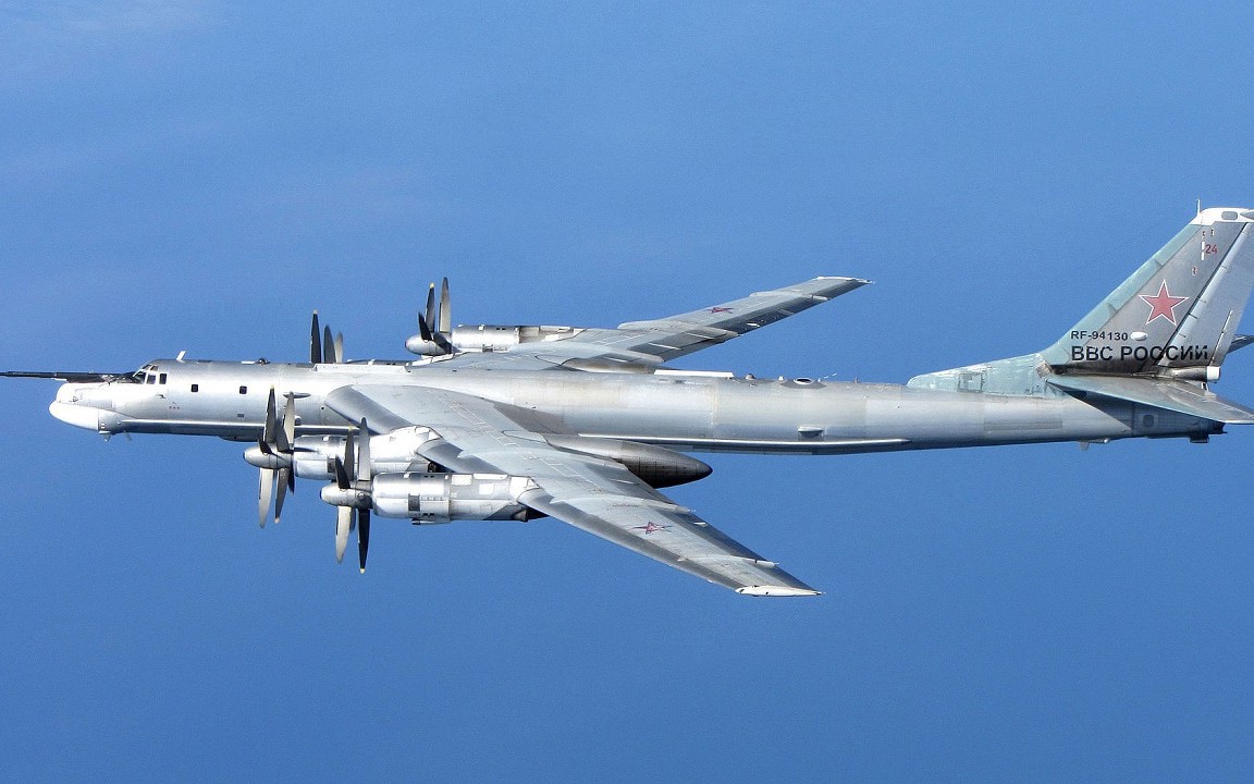 Máy bay ném bom Tu-95MS của Nga bay 14 giờ gần Alaska: Mỹ điều F-16 chặn đánh - Ảnh 1.