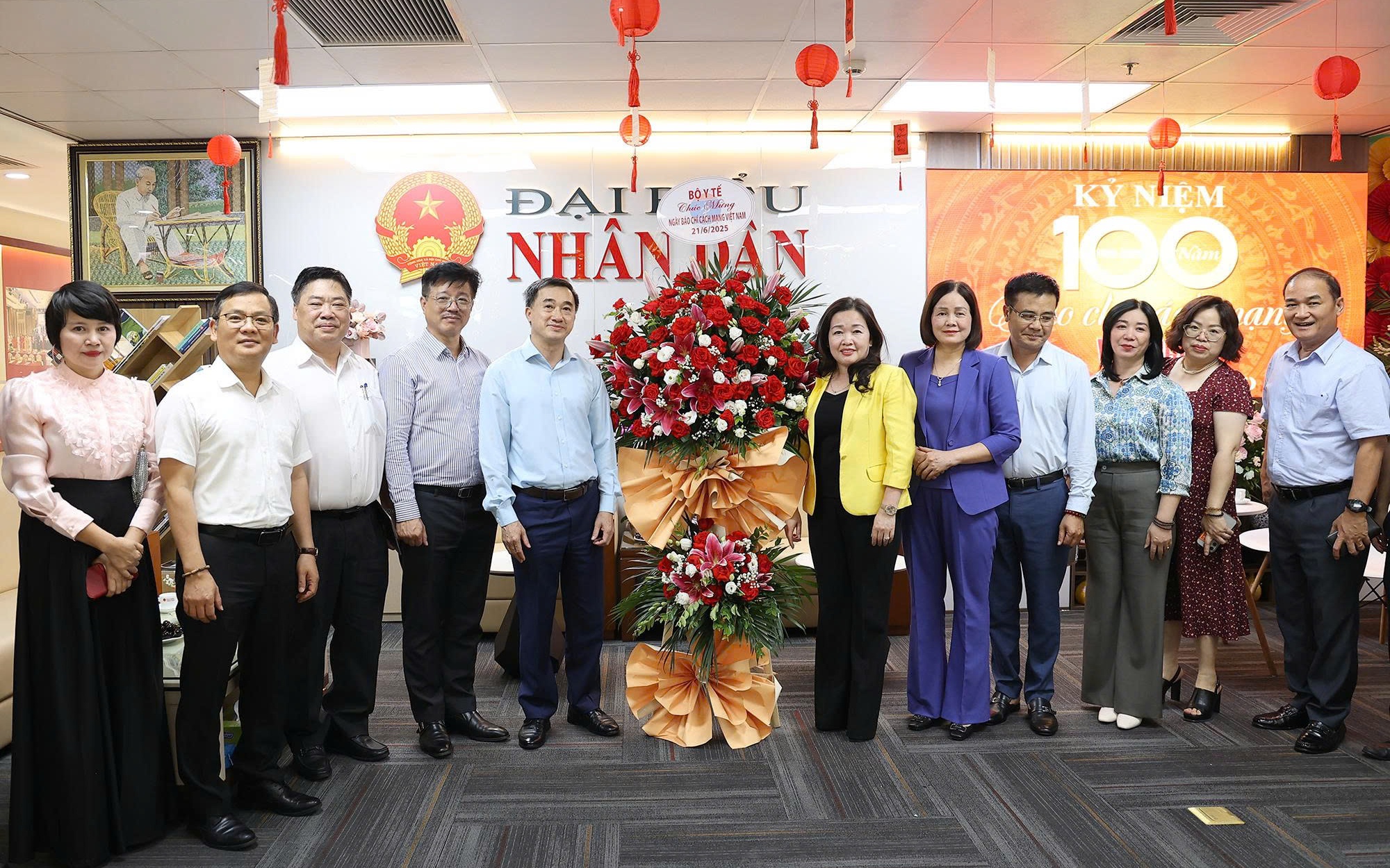Thứ trưởng Bộ Y tế Trần Văn Thuấn thăm, chúc mừng các cơ quan báo chí tại Hà Nội- Ảnh 5. Thứ trưởng Bộ Y tế Lê Đức Luận chúc mừng các cơ quan báo chí nhân kỷ niệm 100 năm Ngày Báo chí Cách mạng Việt Nam