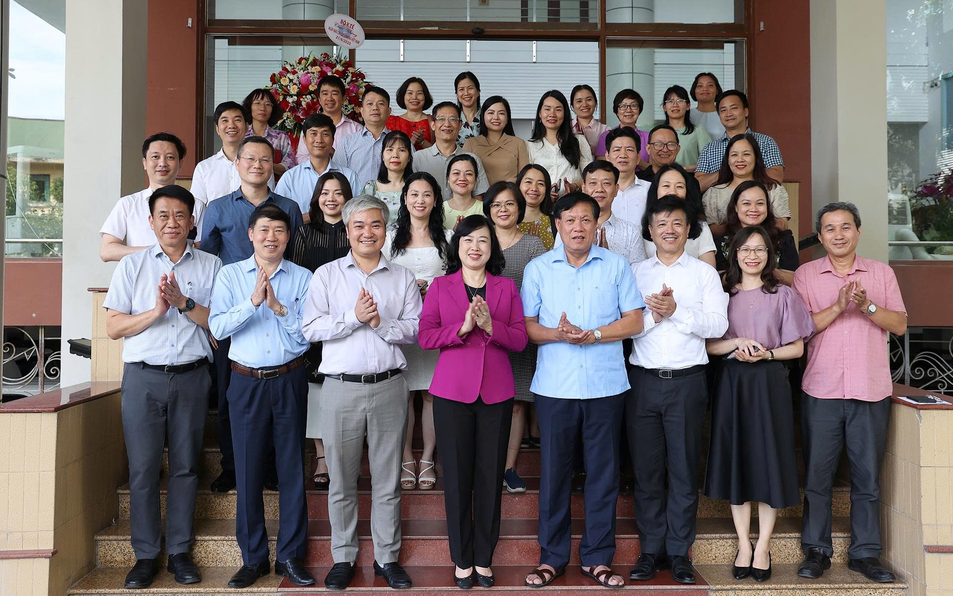 TPHCM khai mạc triển lãm 'Báo chí cách mạng Việt Nam – Một thế kỷ đồng hành cùng dân tộc'- Ảnh 6. Lãnh đạo Bộ Y tế chúc mừng các cơ quan báo chí, truyền thông của ngành nhân Kỷ niệm 100 Ngày Báo chí cách mạng Việt Nam