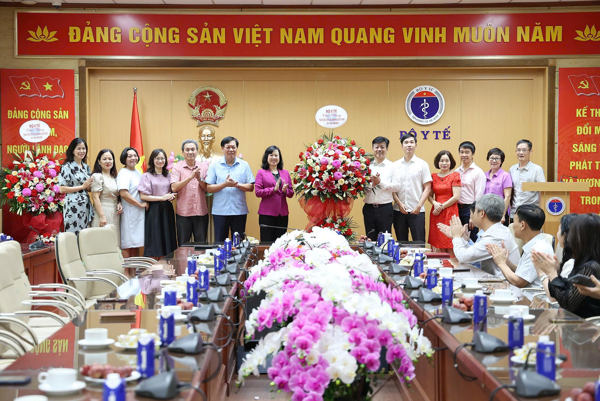 Lãnh đạo Bộ Y tế chúc mừng các cơ quan báo chí, truyền thông của ngành nhân Kỷ niệm 100 Ngày Báo chí cách mạng Việt Nam- Ảnh 5. Lãnh đạo Bộ Y tế chúc mừng các cơ quan báo chí, truyền thông của ngành nhân Kỷ niệm 100 Ngày Báo chí cách mạng Việt Nam- Ảnh 5.