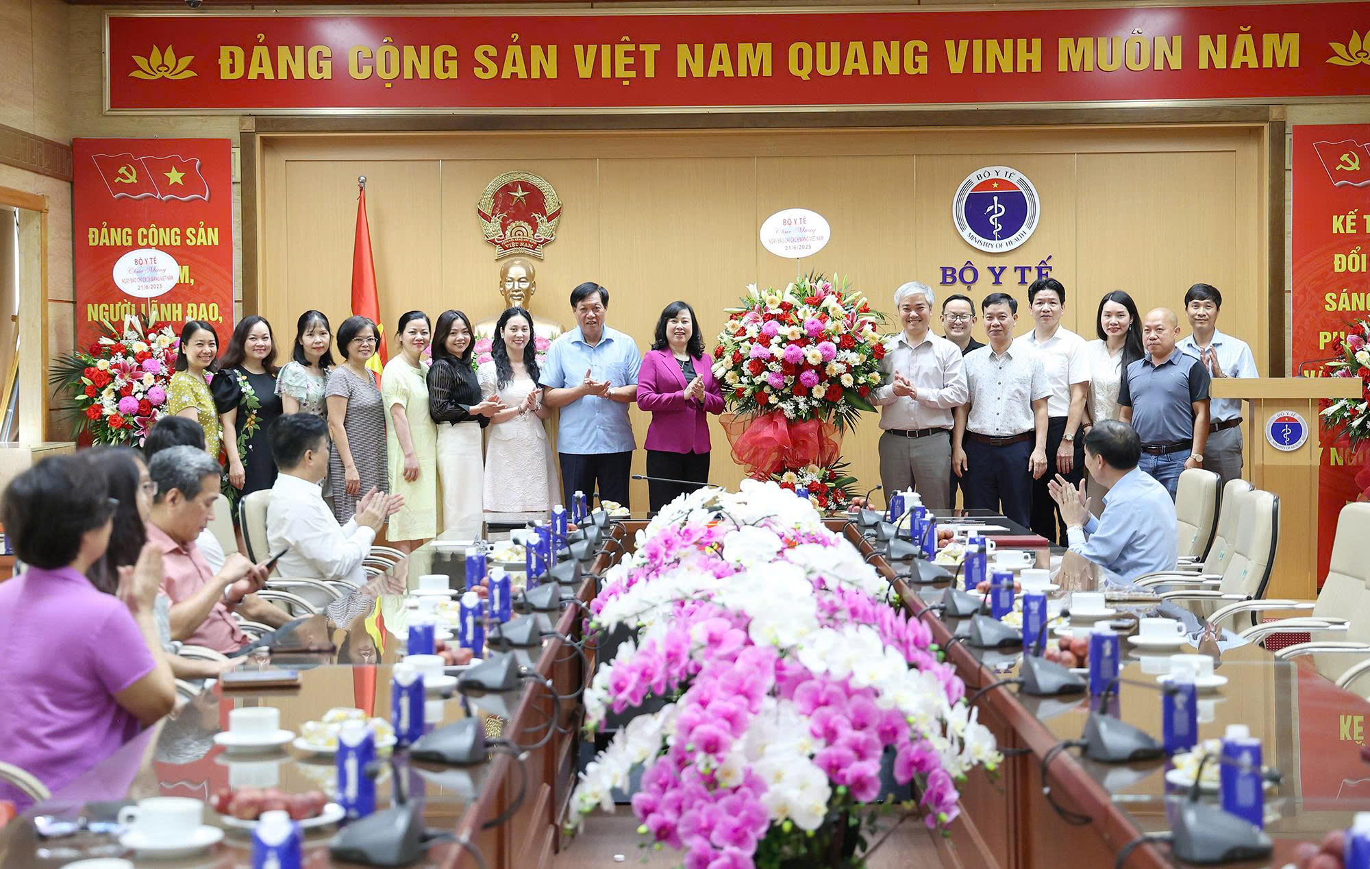 Lãnh đạo Bộ Y tế chúc mừng các cơ quan báo chí, truyền thông của ngành nhân Kỷ niệm 100 Ngày Báo chí cách mạng Việt Nam- Ảnh 4. Lãnh đạo Bộ Y tế chúc mừng các cơ quan báo chí, truyền thông của ngành nhân Kỷ niệm 100 Ngày Báo chí cách mạng Việt Nam- Ảnh 4.