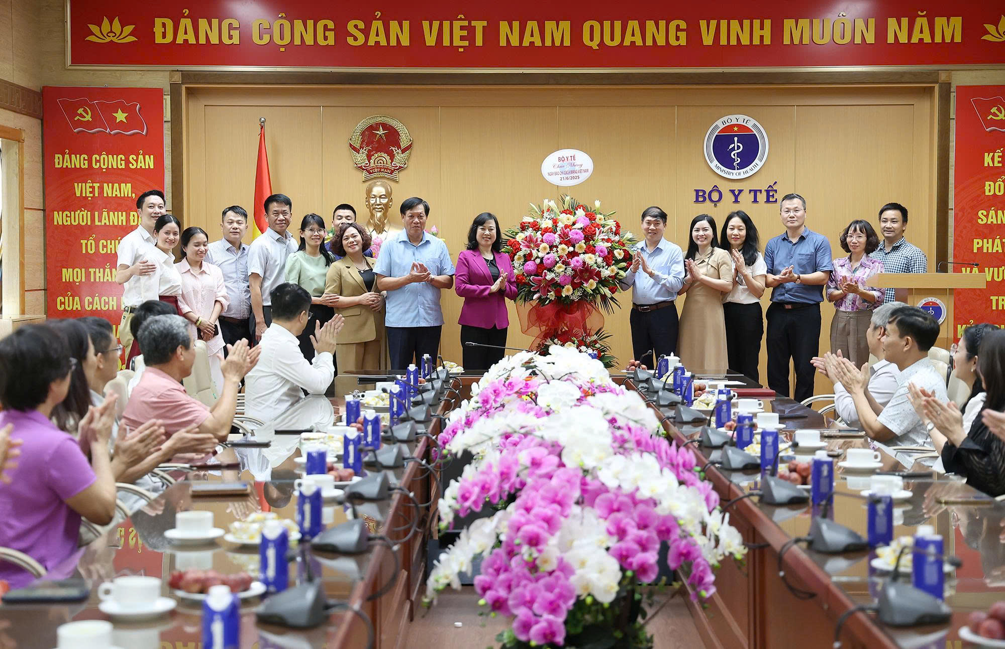 Lãnh đạo Bộ Y tế chúc mừng các cơ quan báo chí, truyền thông của ngành nhân Kỷ niệm 100 Ngày Báo chí cách mạng Việt Nam- Ảnh 3. Lãnh đạo Bộ Y tế chúc mừng các cơ quan báo chí, truyền thông của ngành nhân Kỷ niệm 100 Ngày Báo chí cách mạng Việt Nam- Ảnh 3.