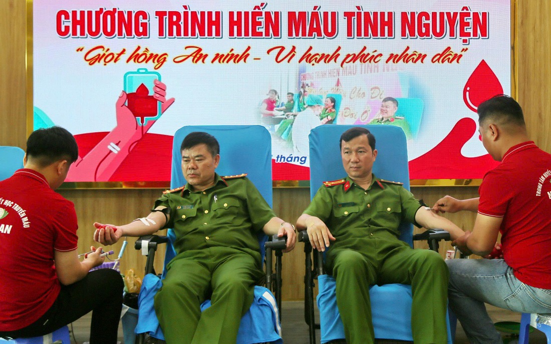 Hơn 100 cán bộ, chiến sĩ Công an Nghệ An hiến máu cứu người