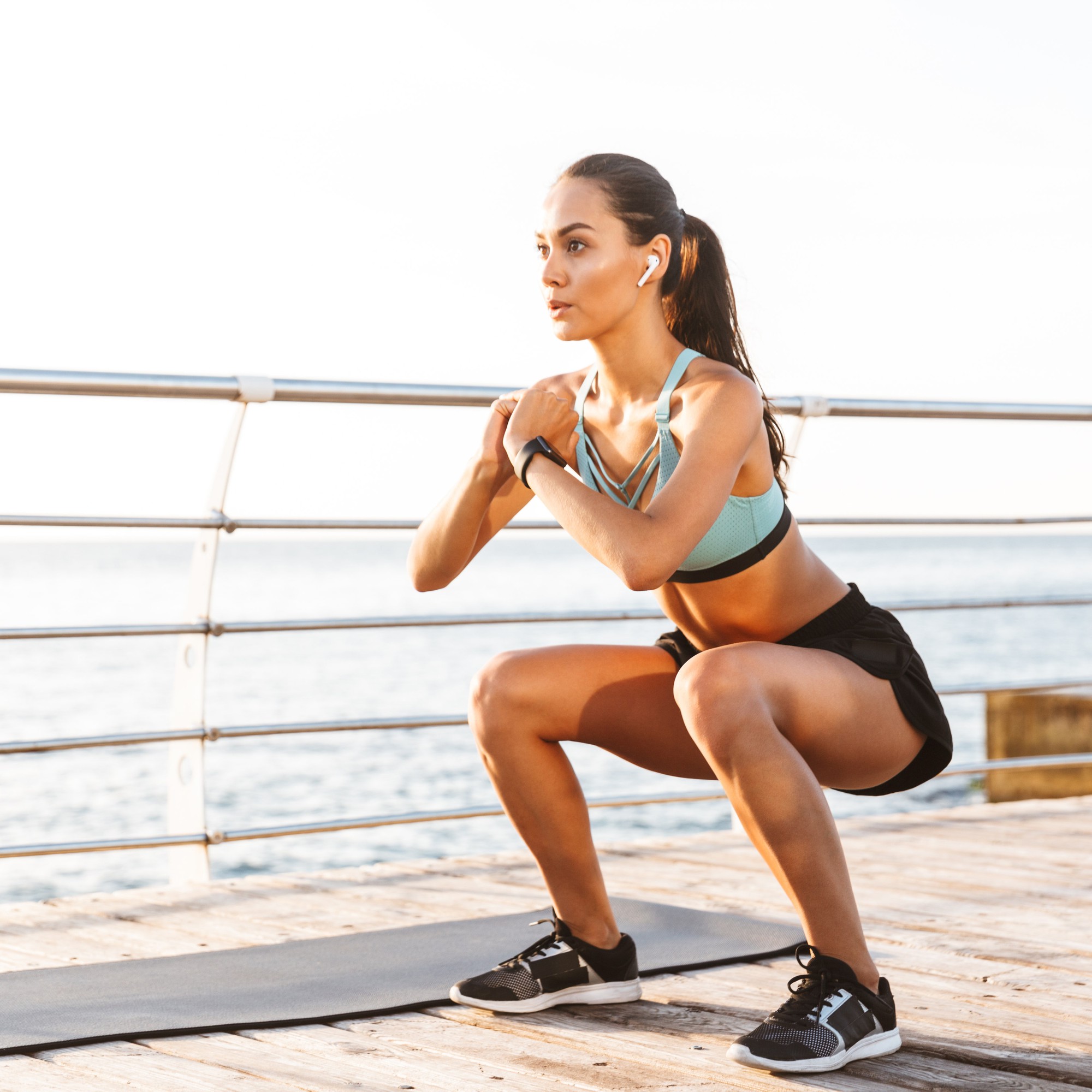 Chuỗi bài tập 7 phút giúp eo thon, bụng phẳng- Ảnh 6. 5 squat variations that'll maximise your leg day workout | Vogue India