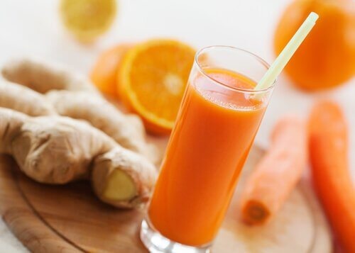 Uống nước ép cà rốt và gừng mỗi ngày có tác dụng gì?- Ảnh 2. 2353_how-to-prepare-carrot-apple-ginger-juice