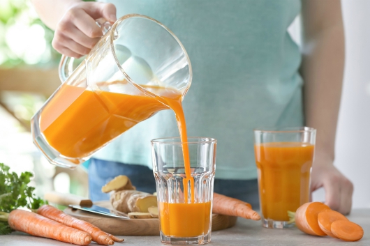 Uống nước ép cà rốt và gừng mỗi ngày có tác dụng gì?- Ảnh 4. Cach-lam-nuoc-ep-ca-rot-ket-hop-rau-cu