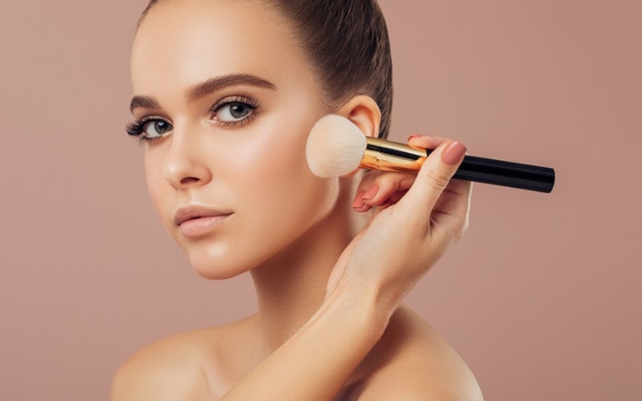 Cách trang điểm đẹp không bị lem khi đi du Xuân- Ảnh 2.