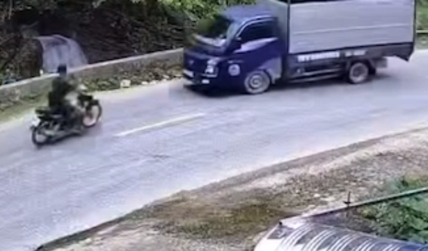 Xe máy va chạm với ô tô tải khiến 1 người tử vong, 2 xe hư hỏng- Ảnh 1. Xe máy va chạm với ô tô tải khiến 1 người tử vong, 2 xe hư hỏng- Ảnh 1.