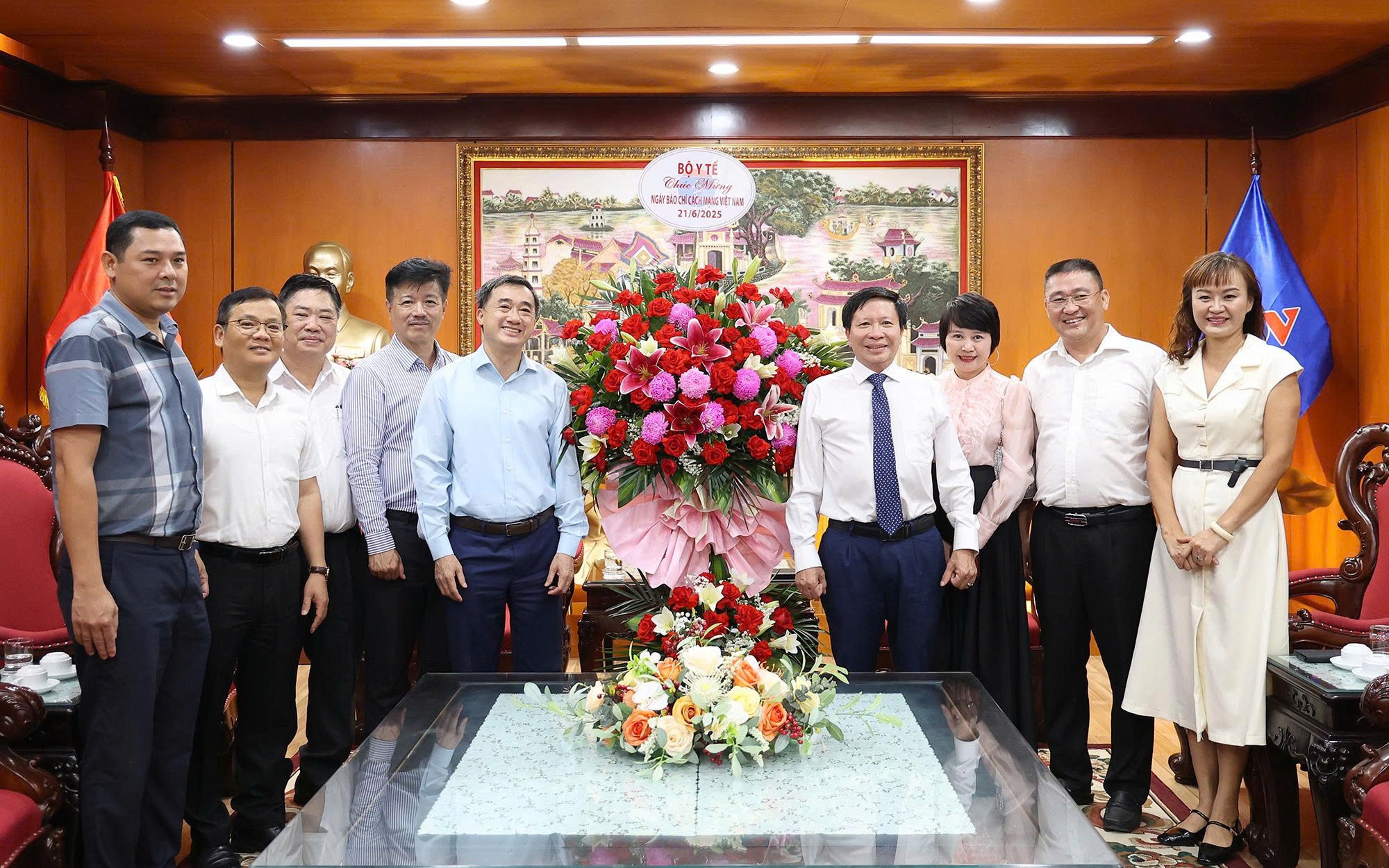 Thứ trưởng Bộ Y tế Trần Văn Thuấn thăm, chúc mừng các cơ quan báo chí tại Hà Nội