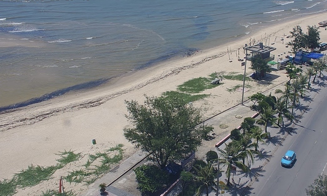 Bãi biển nổi tiếng ở Quảng Bình bị rác 'tấn công' sau mưa bão- Ảnh 5.