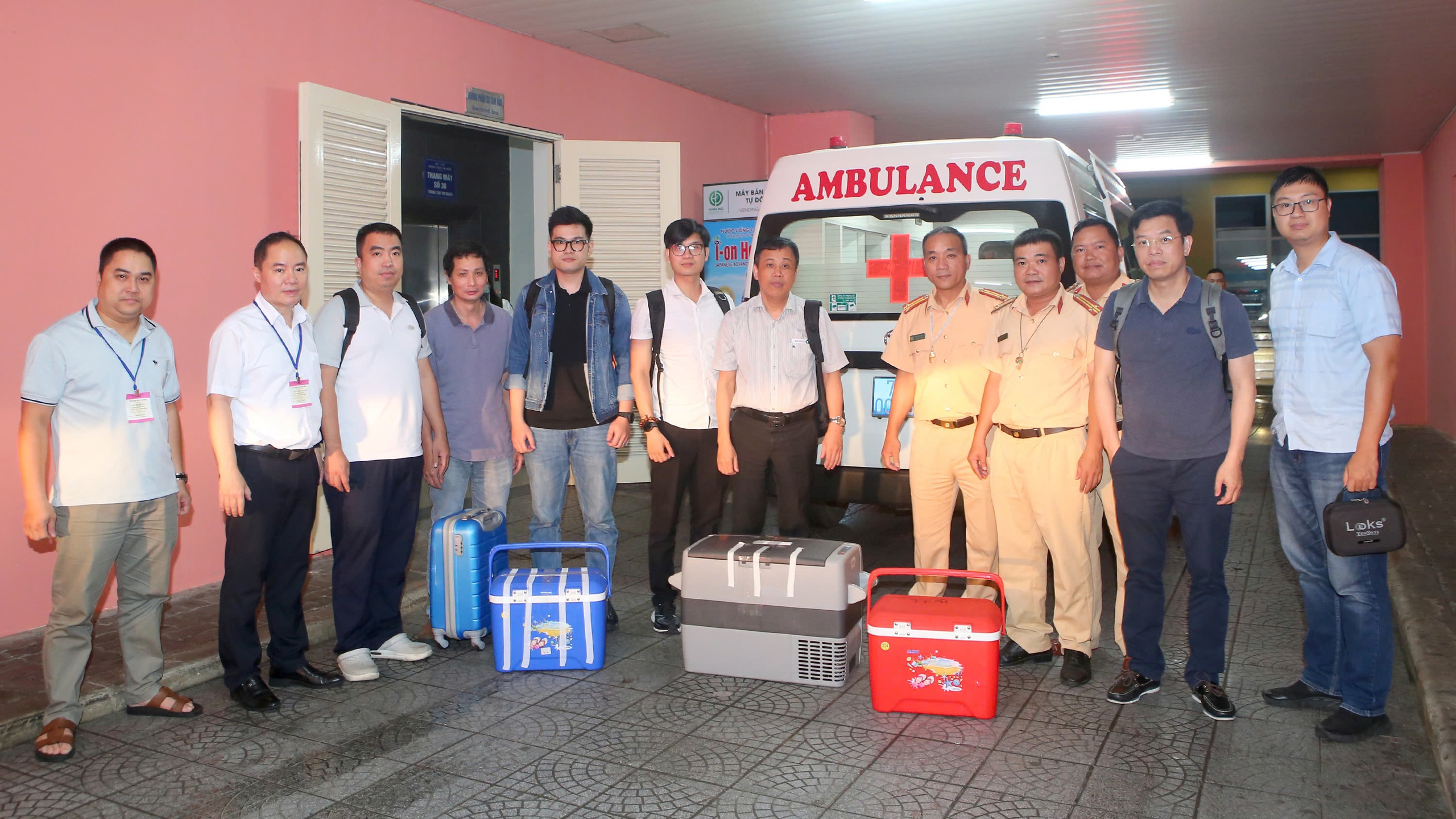 Bệnh viện Trung ương Huế thực hiện thành công 4 ca ghép tim, gan, giác mạc xuyên Việt- Ảnh 1. Bệnh viện Trung ương Huế thực hiện thành công 4 ca ghép tim, gan, giác mạc xuyên Việt- Ảnh 1.