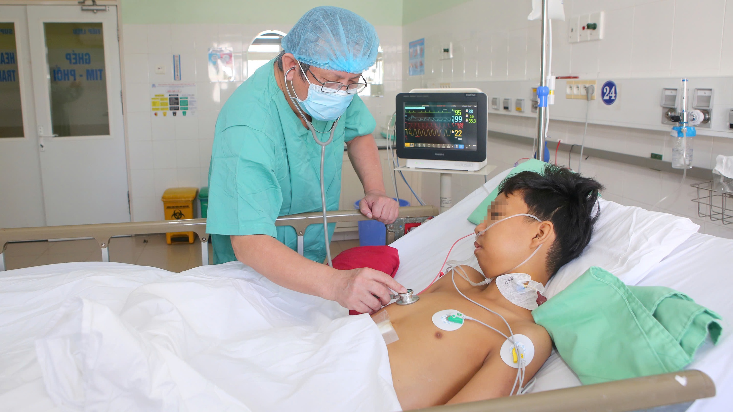 Bệnh viện Trung ương Huế thực hiện thành công 4 ca ghép tim, gan, giác mạc xuyên Việt- Ảnh 4. Bệnh viện Trung ương Huế thực hiện thành công 4 ca ghép tim, gan, giác mạc xuyên Việt- Ảnh 4.